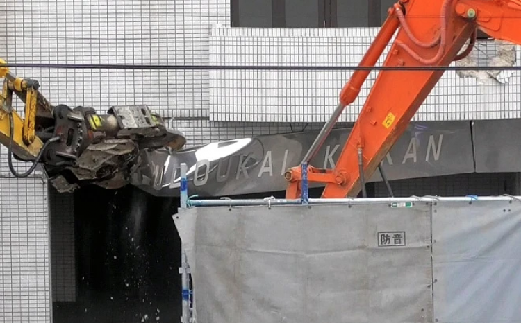 phá vỡ trụ sở Yakuza